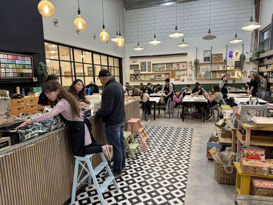 החלל של הסדנא: שולחנות עבודה, בר צבעים ומשתתפים בזמן סדנא